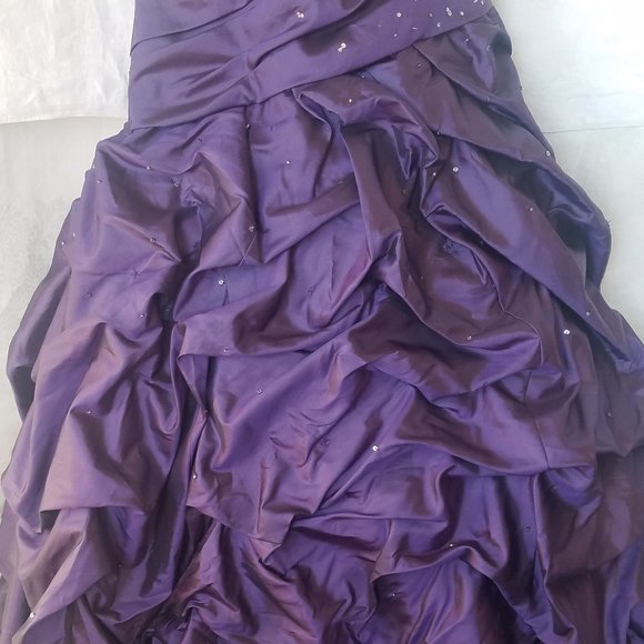 Elegant Halter Prom/Formal Dress (Size 7/8) - Picture 3 of 8